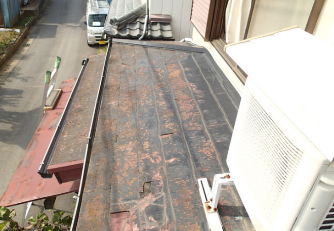 １階のスレートがひび割れ雨漏りを引き起こしていました