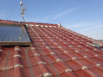 太陽光パネルが取り付けられた瓦屋根