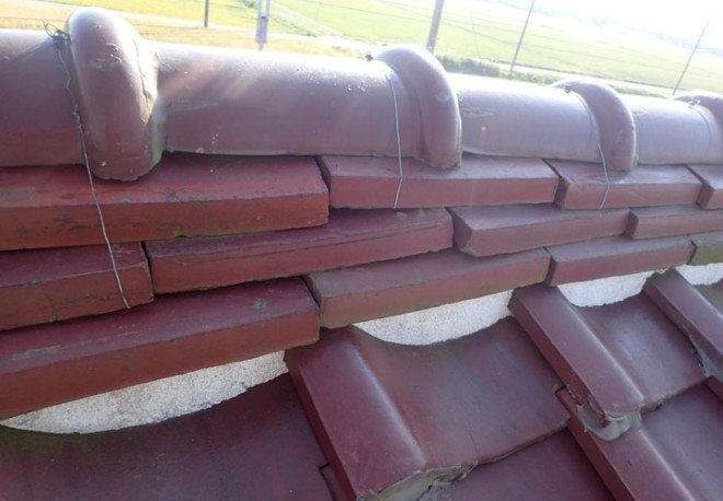 雨漏りの原因は棟瓦のズレと頂上付近の防水紙の劣化でした