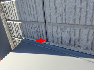 目地のコーキングが劣化して隙間ができている