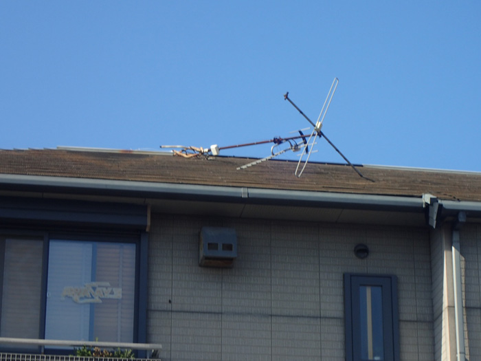 屋根のアンテナが倒れている