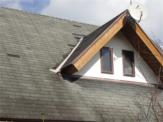 南房総市千倉町瀬戸のログハウスにて雨漏りが発生、シングル材と窓枠の調査を実施