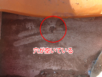 防水紙が劣化して穴が空いている