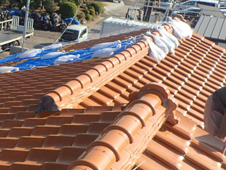 あきる野市瀬戸岡で瓦がずれて雨漏りしているため調査とブルーシートで養生