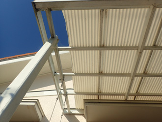 ベランダの屋根の波板が風で壊れている