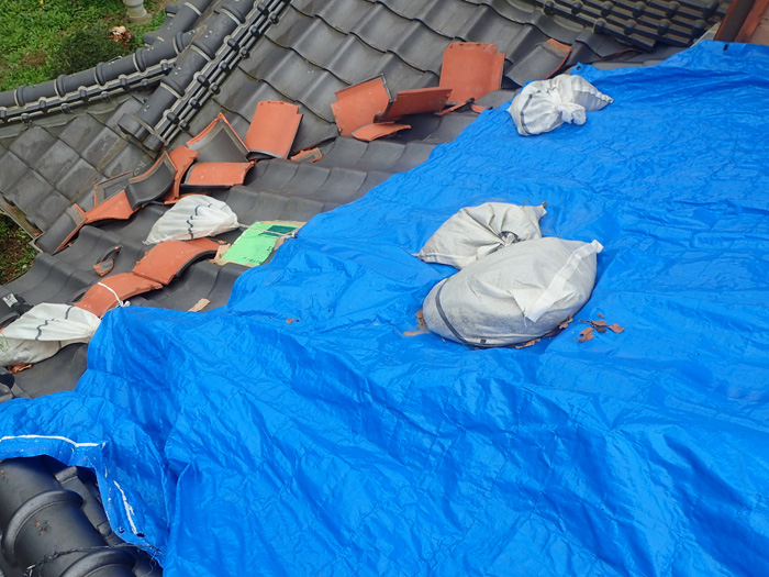 台風で瓦が剥がれている