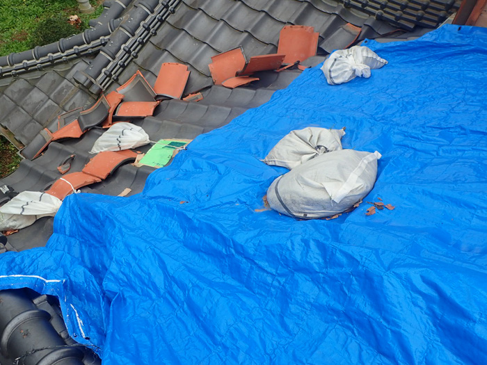 横浜市港南区東永谷で台風被害で瓦の割れや棟のズレが発生したことで雨漏り