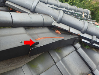 瓦が割れている