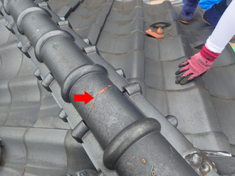 棟の冠瓦が割れている