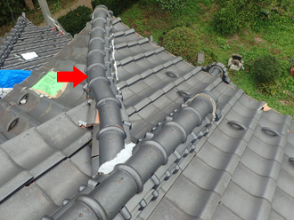 棟瓦がずれている