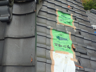 瓦が割れた箇所を養生