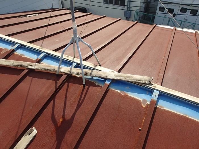 台風で飛散した棟板金