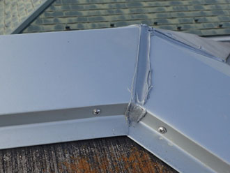 棟板金の繋ぎ目はシーリング処理