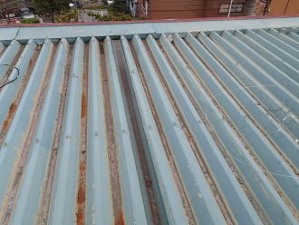 折板屋根の錆付いた様子