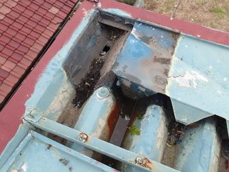 折板屋根の錆付き、塗装剥がれ、雨水溜まり