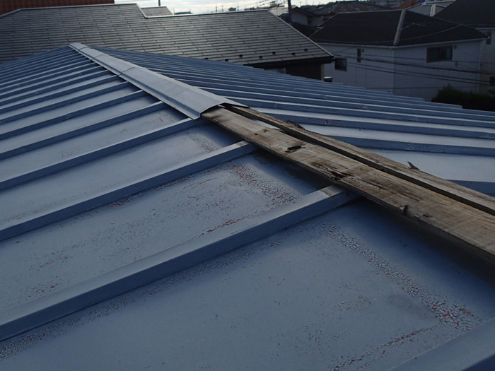 台風で飛散した棟板金