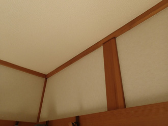 雨漏りしている室内