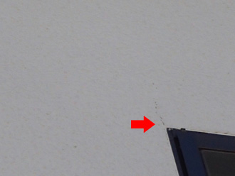 窓枠上部にできたクラック