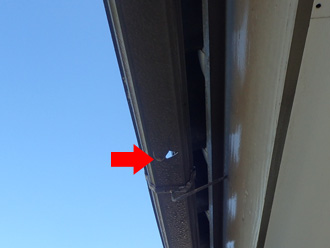 雨樋に穴が開いている