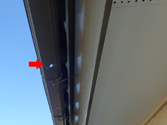 雨樋に穴が空いている