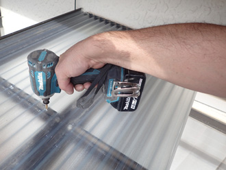 波板を固定する