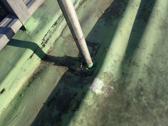 陸屋根のシート防水が剥がれている