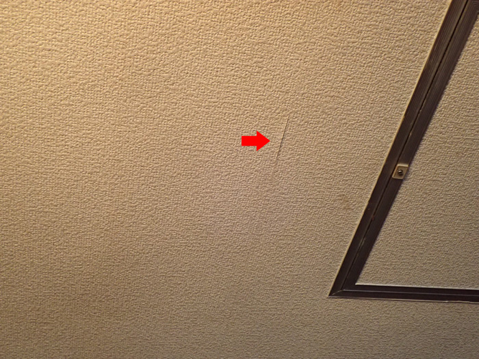 雨漏りによって天井のクロスが剥がれている