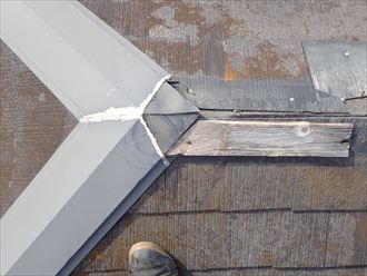 台風で棟板金と片方の貫板が飛散しています