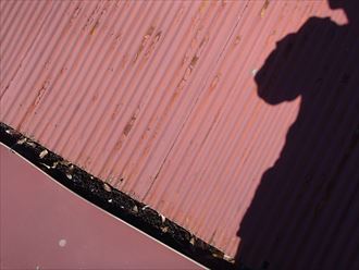 錆が発生した赤いトタン屋根