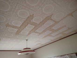 天井にできた雨染み