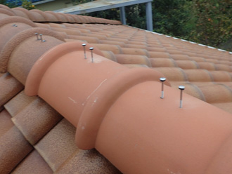 釘が浮いた棟瓦