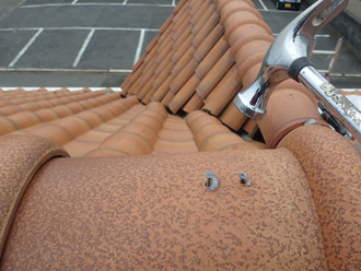 東久留米市本町で飛散した棟瓦の差し替えと釘の浮きをメンテナンス