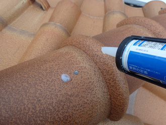 釘から雨水が入らないようにコーキング処理