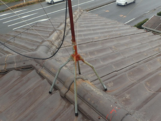 屋根に設置されたアンテナ