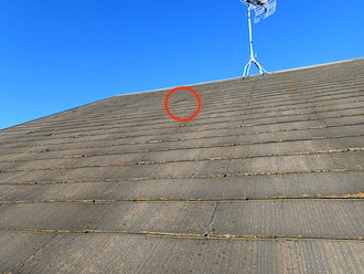 スレート屋根の一部が欠けている