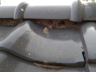 漆喰が剥がれて土が露出している