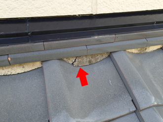 土居熨斗瓦の漆喰が剥がれている