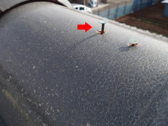 棟の釘が浮いている