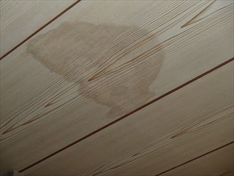 天井での雨漏り