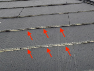 縁切り不足によりスレートの端が白くなっている