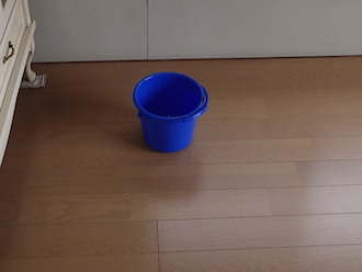 雨漏り応急処置のバケツ