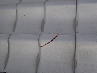 台風で瓦が割れている