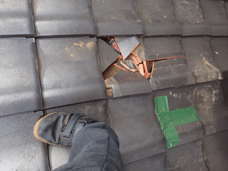 割れた瓦の養生