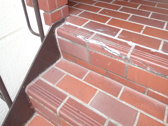 ひび割れた階段