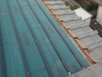 川崎市中原区下小田中にて台風被害を受け雨漏りしている屋根の葺き直し工事