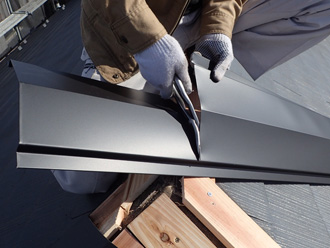 西多摩郡奥多摩町川井で飛散した棟板金をガルバリウム鋼板の板金へ交換工事