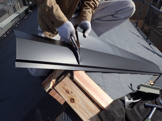 棟板金の継ぎ目の加工