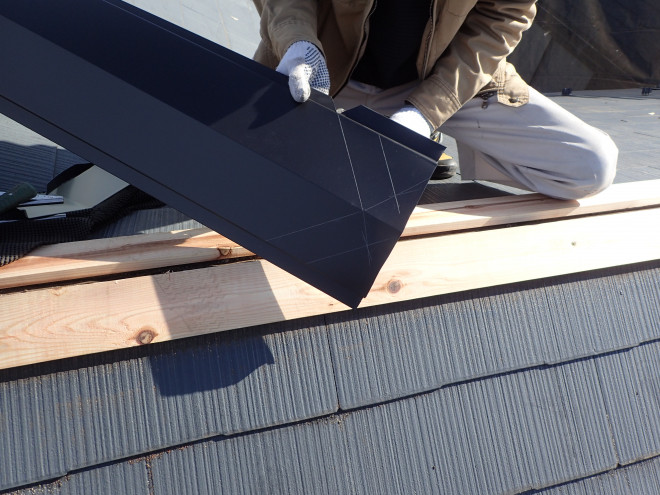 現場での棟板金の加工