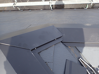 ビスで固定された棟板金