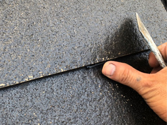 屋根塗装　タスペーサーを挿入